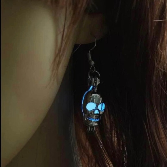 New Unique GREEN Solar Luminous Glow Halloween Skull 💀 Earrings
Super Cool! - Picture 2 of 5